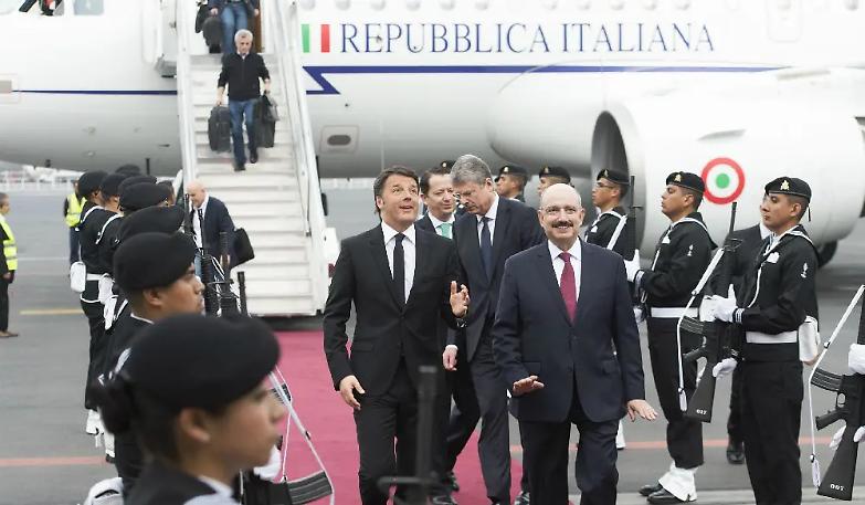 Referendum istituzionale, la minoranza pd non firma. Renzi: "C'&egrave; chi si oppone a tutto"