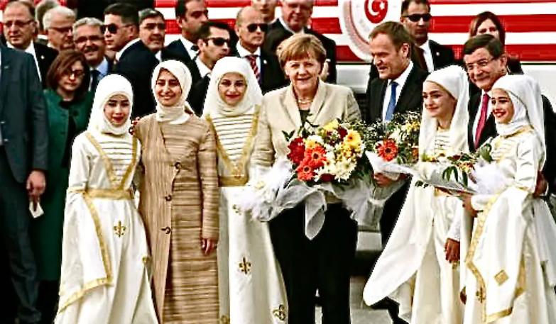 Merkel in Turchia, i migranti l'accolgono con i fiori