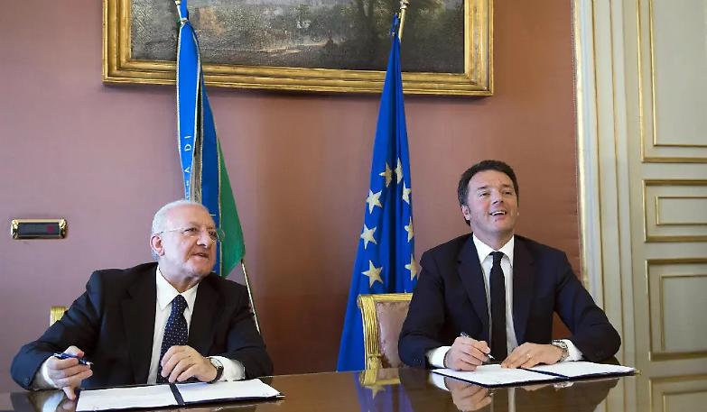 Renzi firma il patto per Napoli: cos&igrave; si batte la criminalit&agrave;