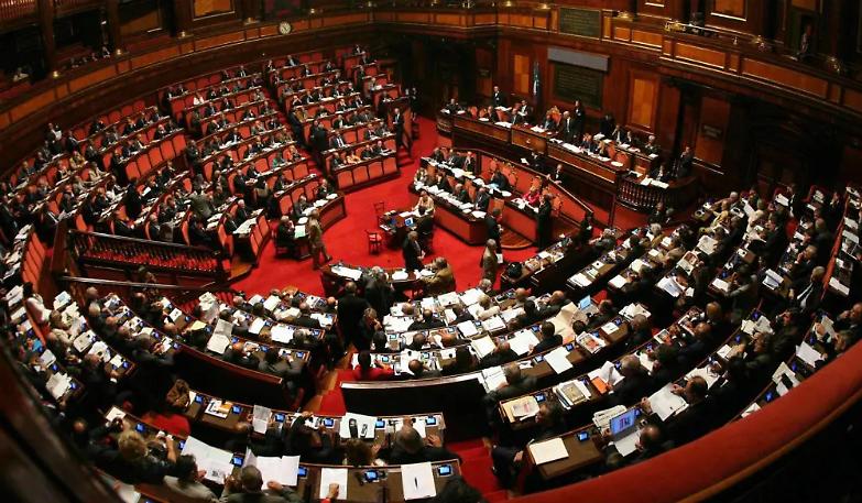 Negazionismo, punire solo chi &laquo;pubblicamente&raquo; istiga all'odio