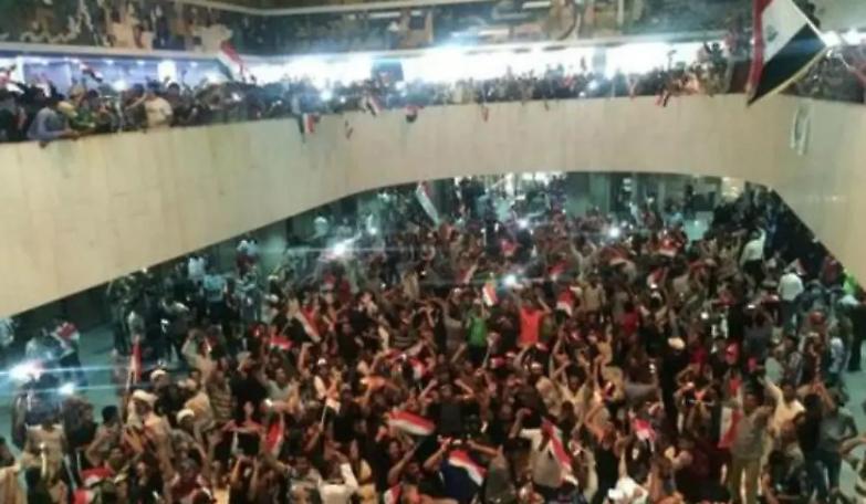 Caos politico a Baghdad, gli sciiti radicali occupano il Parlamento