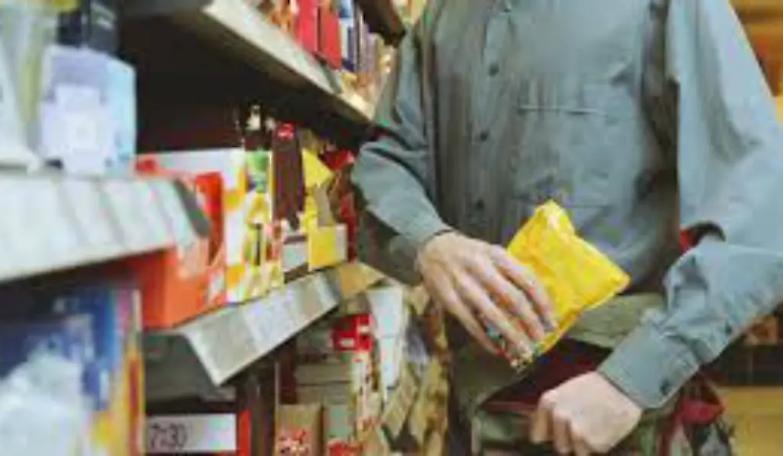 Ruba cibo per fame: per la Cassazione il fatto non costituisce reato