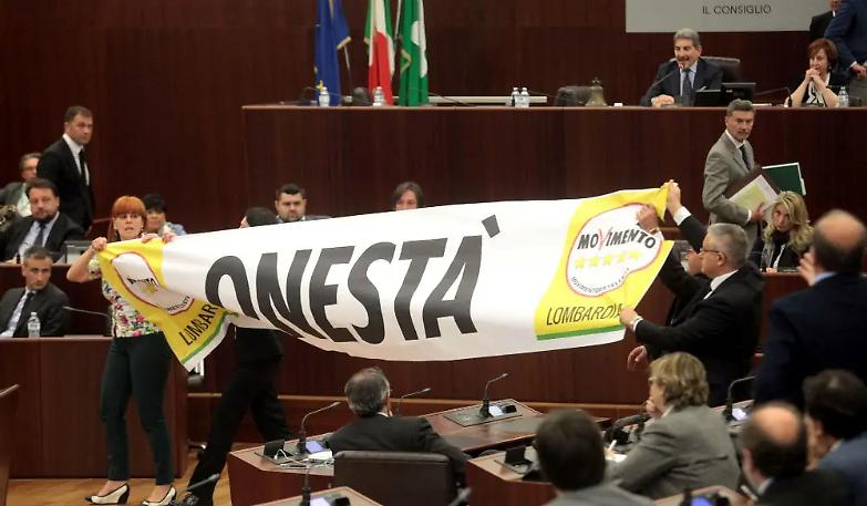 Il "picchetto" dei cinquestelle: &laquo;Sei indagato, tu in aula non parli&raquo;