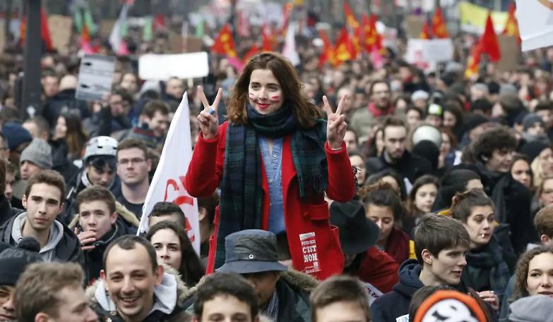 Modernit&agrave; o precariet&agrave;. Ecco il job act di Hollande