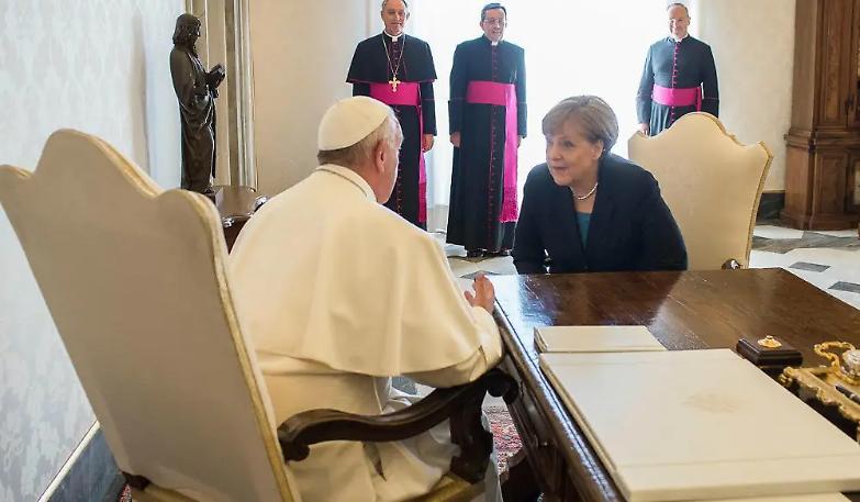 Il Papa alla Merkel: &laquo;Migrare non deve essere un delitto&raquo;