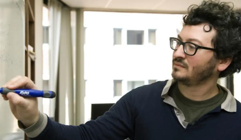 Scambia per terrorista un matematico dallaspetto mediterraneo: allarme sullaereo