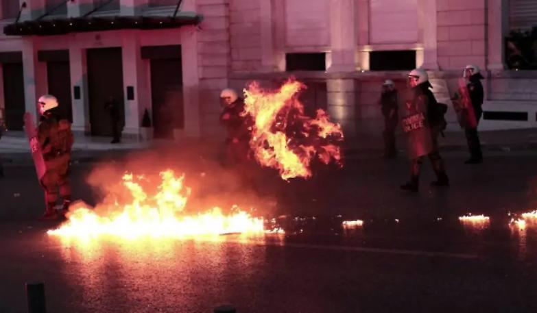 S&igrave; di Atene alla nuova austerity. Scontri in piazza Syntagma