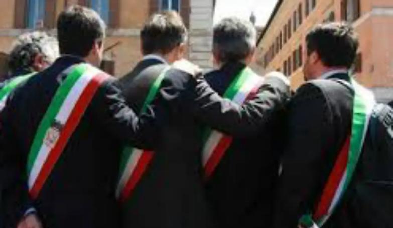 Sindaci in rivolta: &laquo;Arriva un "avviso" e sei un delinquente&raquo;