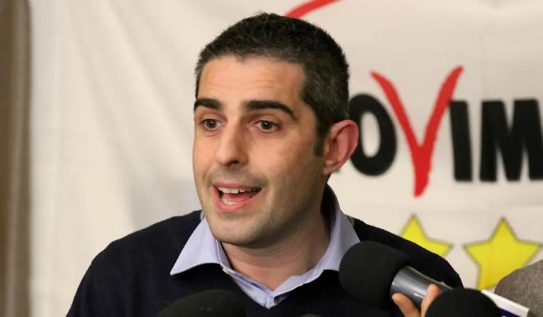 Il sindaco 5 Stelle Pizzarotti indagato per abuso d'ufficio