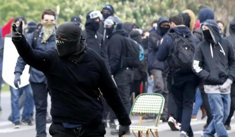 Hollande blinda il jobs act. Guerriglia e arresti a Parigi