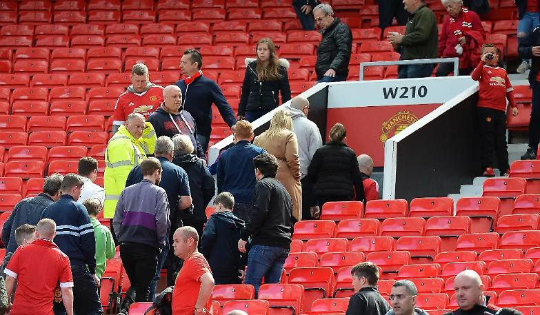 Paura bomba a Manchester, stadio evacuato e partita sospesa