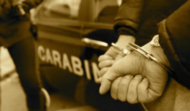 Tenta di baciare una 15enne, arrestato professore a Forl&igrave;