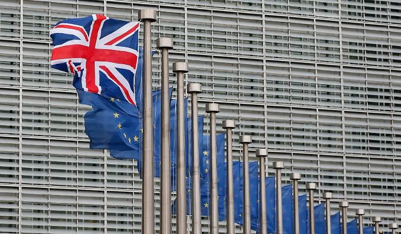 Monito di Juncker sulla Brexit: &laquo;Fuori &egrave; fuori&raquo;