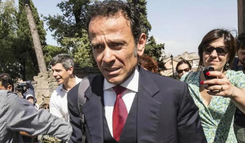 Il 5 Stelle Minenna rinuncia al doppio stipendio ma non al doppio incarico