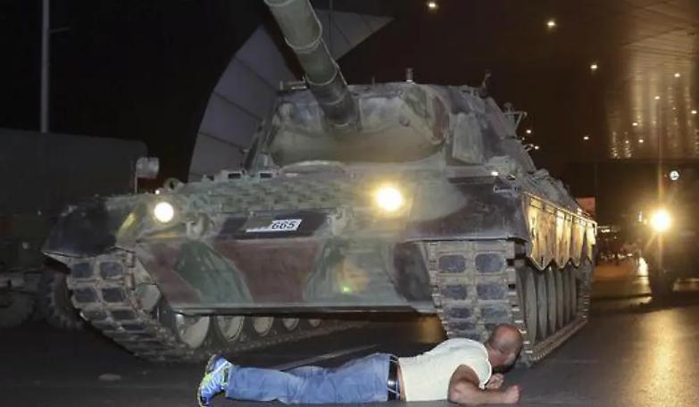 Golpe fallito in Turchia, arrestati 1500 militari. 200 morti