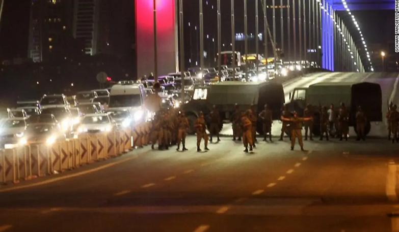 Golpe in Turchia, i militari prendono il potere. Premier: "La pagheranno"