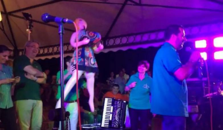 Salvini sale sul palco con una bambola gonfiabile, &laquo;Ecco la Boldrini&raquo;