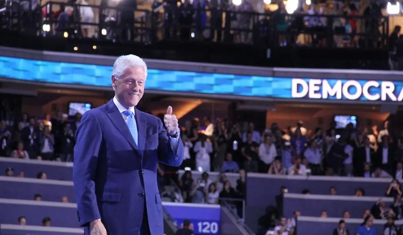 Con una spallata Hillary entra nella storia