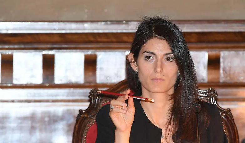 A Roma scoppia il caos rifiuti. Raggi contestata in aula