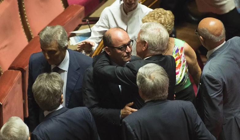 Il Senato come Pilato e scattano le manette