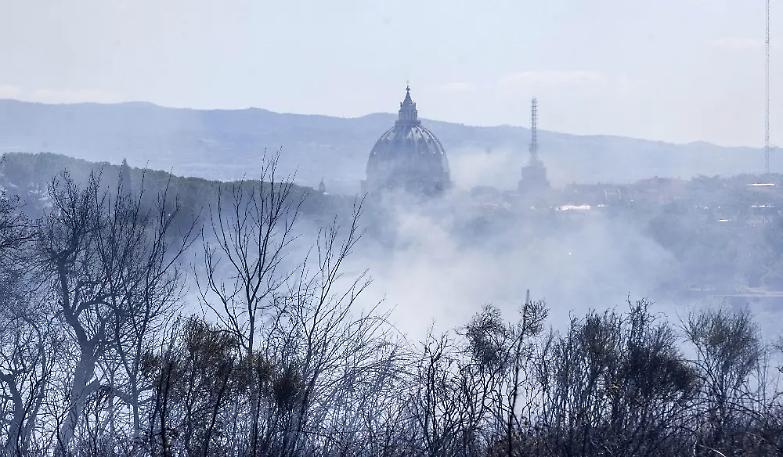 Emergenza incendi a Roma, almeno 30 roghi