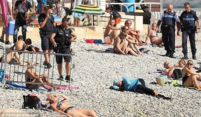 Cacciate e denudate. Il divieto burkini che umilia le donne