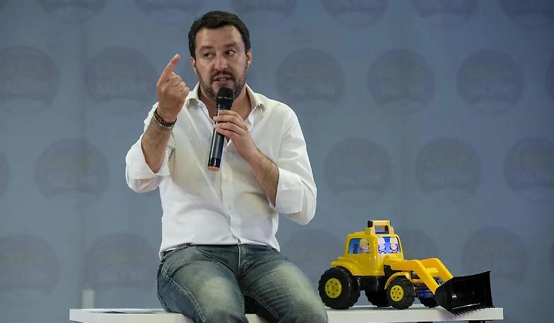 Salvini invita la Le Pen per rovinare la festa a Parisi
