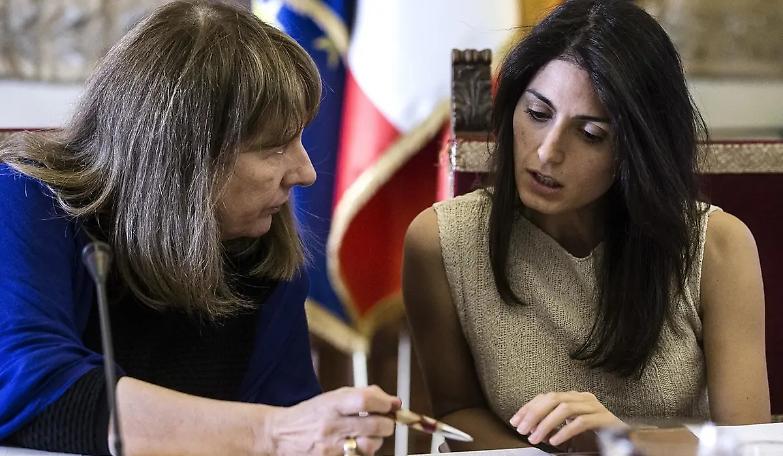 5 dimissioni in un giorno, Raggi perde i pezzi. Il gelo del Direttorio 5 Stelle