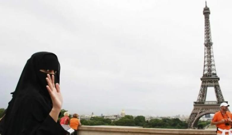 &laquo;Mi insultano e mi sputano solo perch&eacute; porto il velo&raquo;