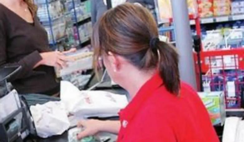 La Coop la licenzia perch&eacute; non riesce a sollevare dei pesi