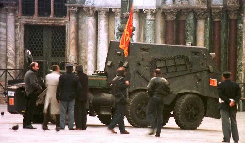 I serenissimi indagati per una pala meccanica