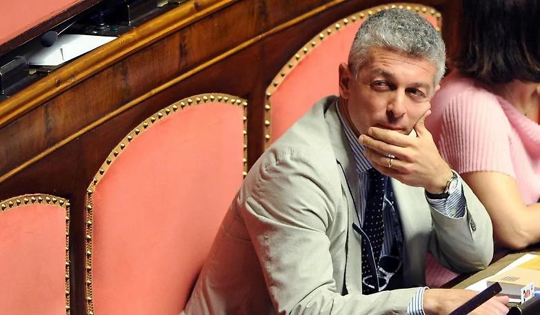 Morra "il francescano" che sgrida Di Maio ma abita nel lusso