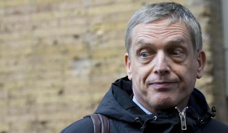 La partita a scacchi di Cuperlo: S&igrave;, no. Anzi forse