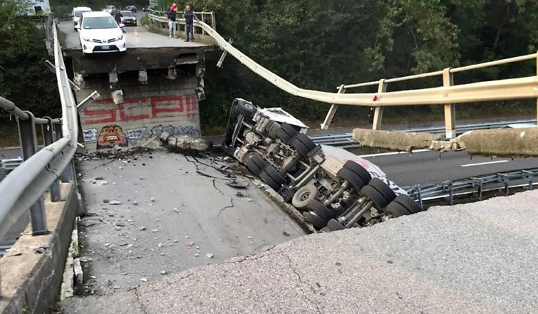 Crolla un cavalcavia tra Milano e Lecco, un morto