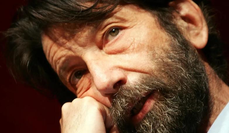 Cacciari: &laquo;C'&egrave; solo Renzi, lo sa anche il Cavaliere...&raquo;