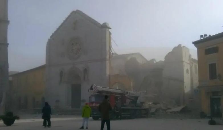 Nuovo sisma di magnitudo 6,5 colpisce il Centro Italia. Crolla la basilica di Norcia
