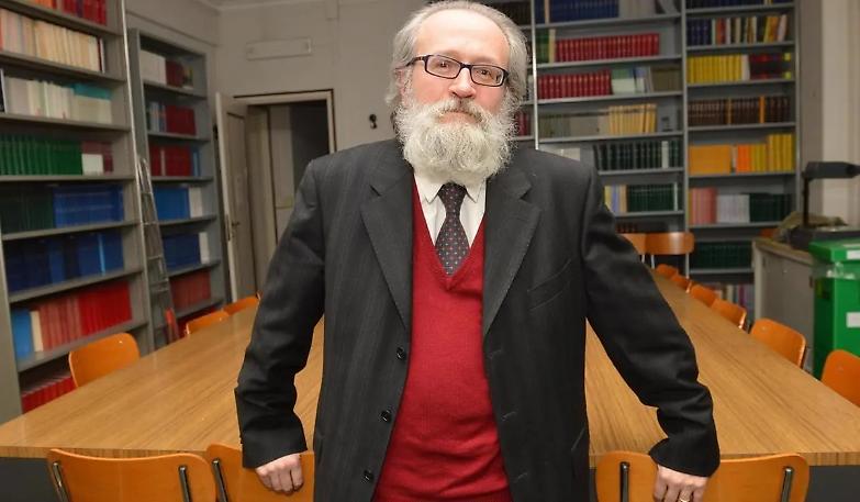 Silvio studia da Becchi per sconfiggere Grillo