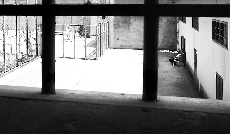 &Egrave; in fin di vita in ospedale, ma i giudici dicono: deve tornare in cella