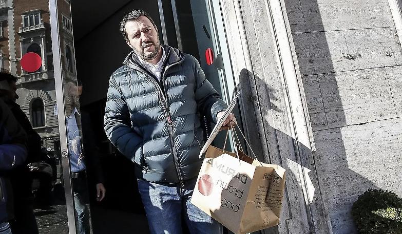 Salvini: &laquo;Parisi &egrave; solo un fantasma. Io come Trump sto tra la gente&raquo;