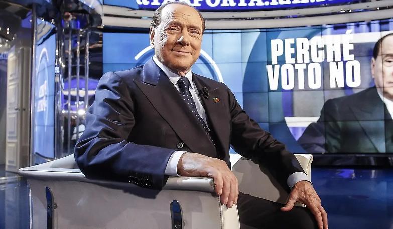 Berlusconi d&agrave; le carte. Che vuole? Un Renzi sconfitto ma vivo