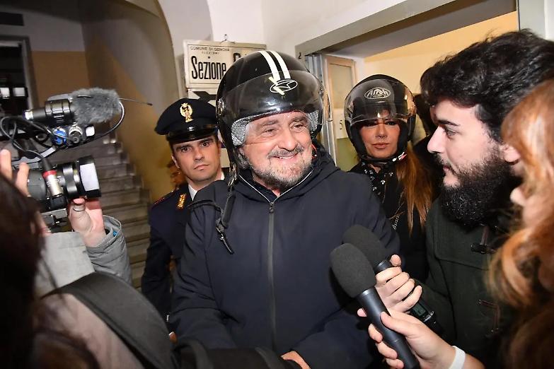 Grillo spinge per il ritorno alle urne: &laquo;Italicum anche al Senato&raquo;