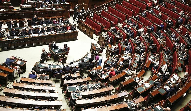 Renzi in aula per le riforme. "Mi gioco tutto"