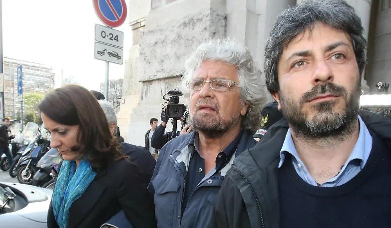 Onesti (e maleducati...)Grida e fischi al funerale di Casaleggio