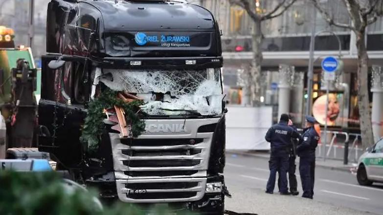 Incubo a Berlino, camion falcia il mercatino: 12 morti, 48 feriti. Arrestato "l'uomo sbagliato"