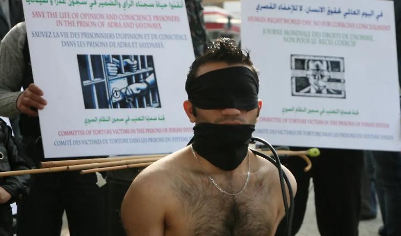 &laquo;I boia ci impiccavano e ci finivano a calci sul collo &raquo;