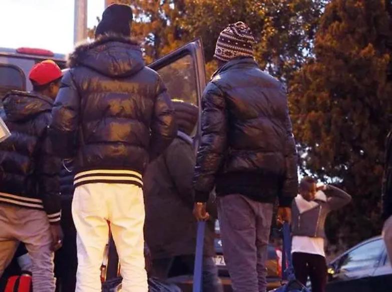 Sindaco Pd chiude una strada per non far arrivare nuovi migranti