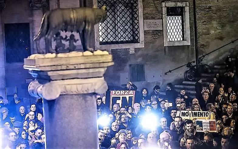 E il Campidoglio divent&ograve; un bivacco dei Cinque stelle