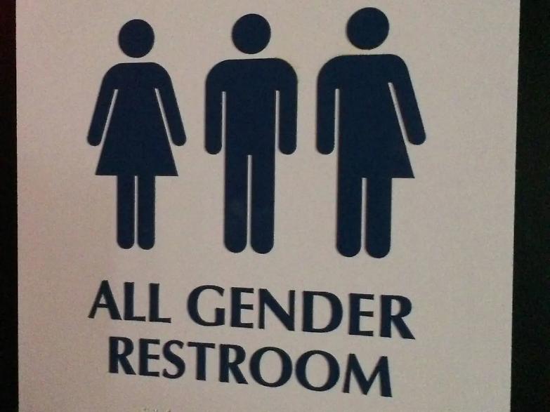 Trump cancella la legge Obama sui bagni transgender