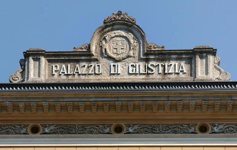 Due gemelli affidati a coppia gay, entrambi sono padri