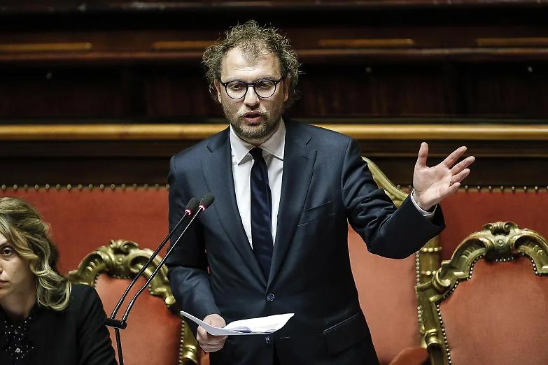 Lotti si salva e accusa: &laquo;Il vero obiettivo &egrave; Renzi&raquo;